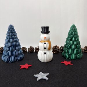 Schneemann aus 3D-Druck mit goldenem Schaal